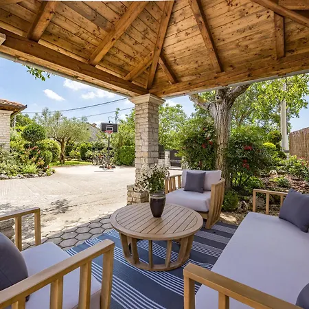 Villa Family Retreat House Begonija With Pool And Bbq