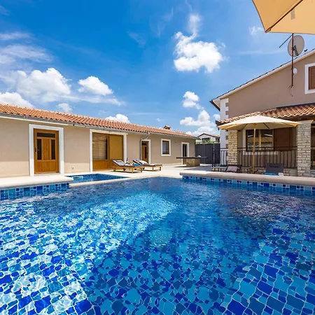 Villa Family Retreat House Begonija With Pool And Bbq *